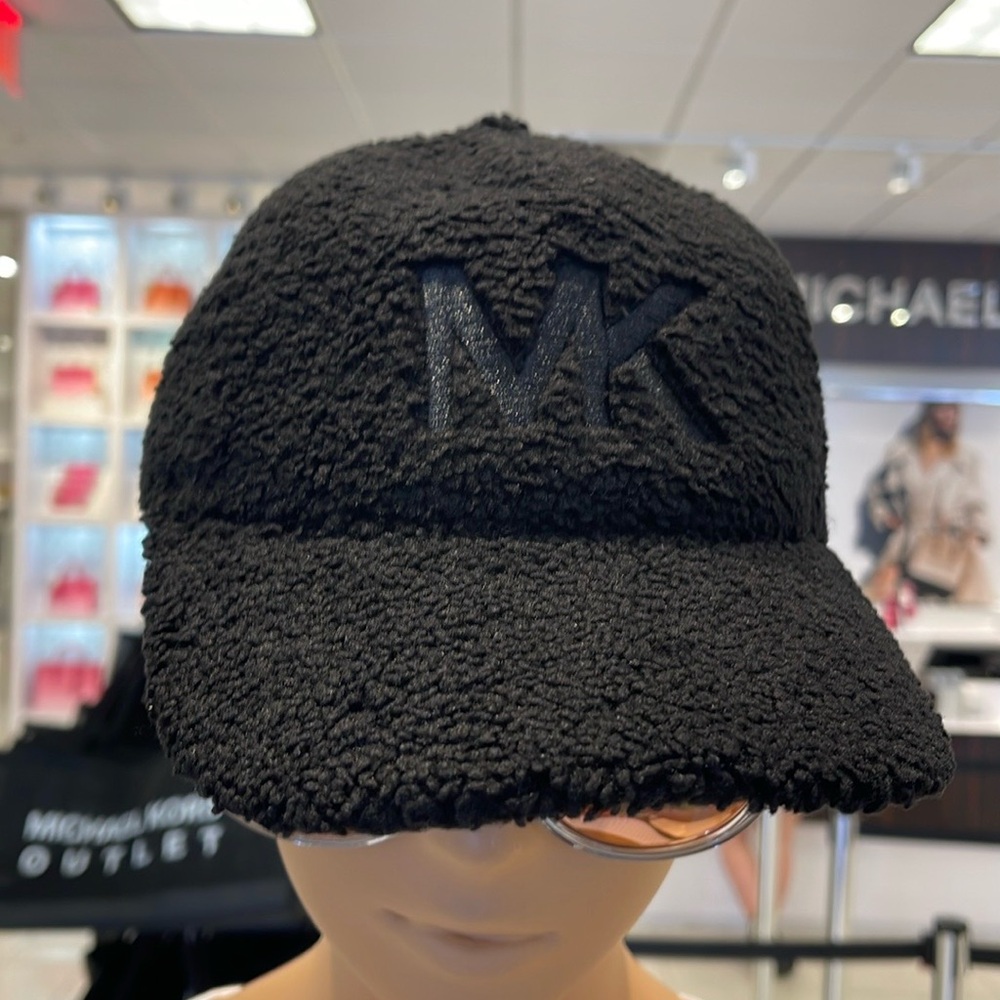 Michael Kors MK Logo Hat Sherpa Adjustable Cap OS
Black NWT
Authentic - Picture 5 of 16
